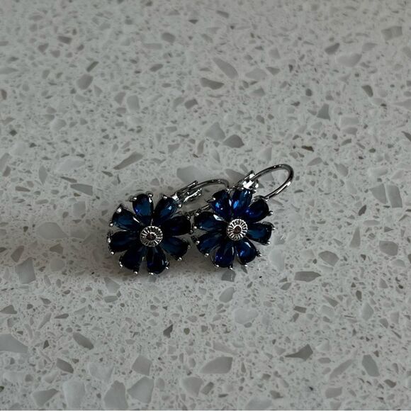 Rhinestone Flower Decor Hoop Earrings - Picture 4 of 9